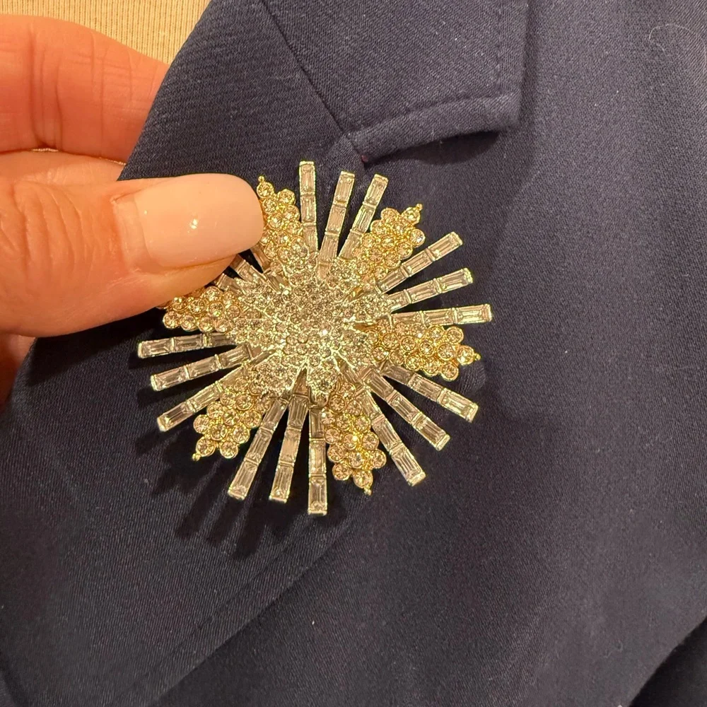 Elegant Gold and Silver crystal Brooch - Picture 2 of 10